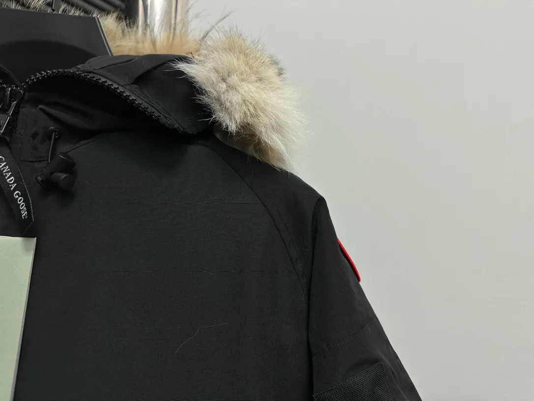 P780 [Canada goose] 01 Exdition Parka Down Jacket for Couples. Genuine original version. You need to compare with the genuine product at any time. All accessories are custom-made from the original factory. 💯The softness and hardness of the fabric is compared with the original one. It can be restored by kneading at will (fabric misunderstanding: fabrics with high hardness are not waterproof. Only those who buy the latest authentic version this year will notice the softness and comfort of the fabric) 💯The down is synchronized with the genuine white duck down, fluffy and not lumpy. Electronically controlled velvet filling machine 💯Customized zippers with genuine YKK military-grade copper core zipper pullers, high hardness and no jamming 💯The fur collar is purchased from Western Canada coyote skin original customization 💯All workmanship and wiring are controlled by workers with more than ten years of service. They must be horizontal and vertical, and are not crooked. The inner wiring density is more sophisticated. Feel free to compare 💯label, collar label, washed label, hangtag, zipper rope, pocket label Back label, collar velvet, Velcro fasteners, cuffs, all details are updated simultaneously with the original product. The best version, the most complete colors, battle all kinds of worldly goods, sizes: XS-XXL